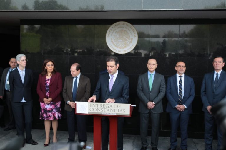 Pamela San Martin, Caludia Zavala Pérez, Marco Antonio Baños Martínez Consejeros Electorales, Lorenzo Córdova Vianello Consejero Presidente del INE, Mauricio Farah Gebara Secretario General de la Cámara de Diputados, Jaime Rivera Velázquez Consejero Electoral y Edmundo Jacobo Molina Secretario Ejecutivo del INE.
