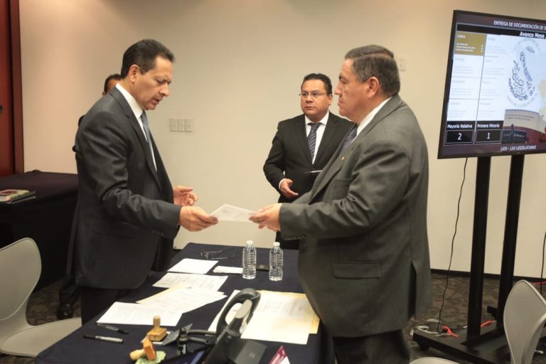 Entrega de documentación electoral en el marco de la LXIV Legislatura.