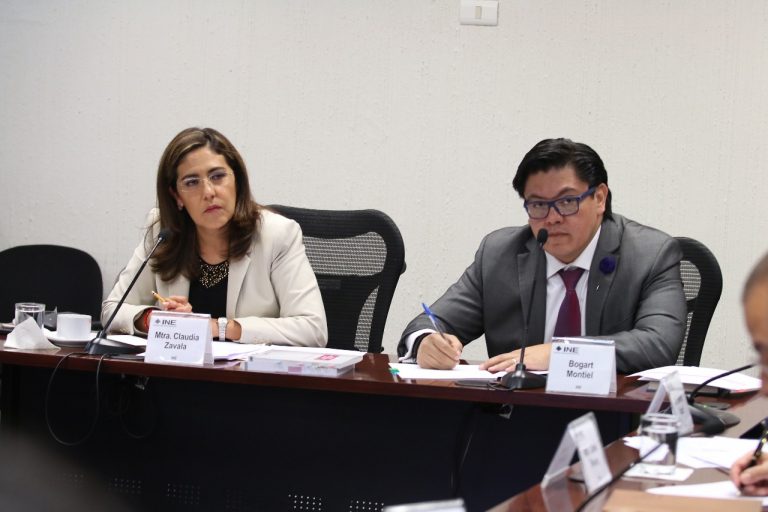 Claudia Zavala Pérez, Consejera Electoral y Presidenta de la Comisión temporal de presupuesto 2019 y Bogart Cristobal Montiel Reyna, Director Ejecutivo de Administración y Secretario Técnico de la comisión.