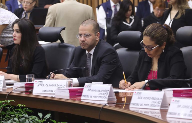 De izq. a der. Consejera Dania Paola Ravel, Consejero Electoral Roberto Ruíz y Consejera Electoral Claudia Zavala.