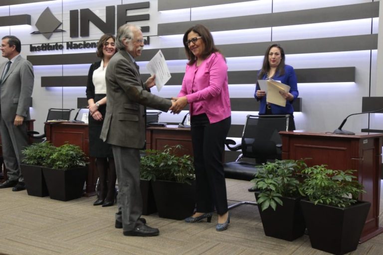 Entrega de reconocimiento a  Carlos Hernandez García Diego Integrante del Comité técnico asesor de los Conteos rápidos