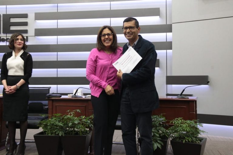 Entrega de reconocimiento a Luis Enrique Nieto Barajas Integrante del Comité técnico asesor de los Conteos rápidos