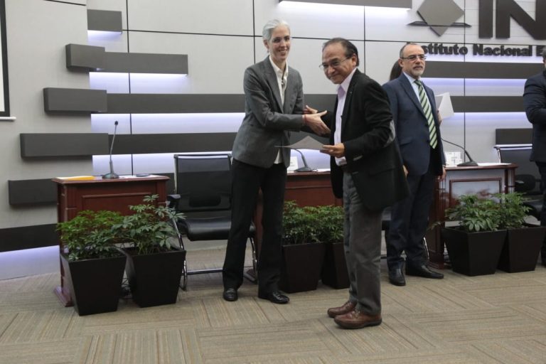 Entrega de reconocimiento a  Gabriel Núñez Antonio Integrante del Comité técnico asesor de los Conteos rápidos