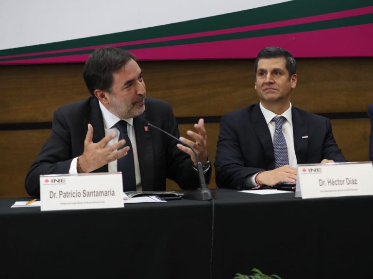 Patricio Santamaría Presidente del Servicio Electoral de Chile y 
Héctor Díaz Santana Titular de la FEPADE.