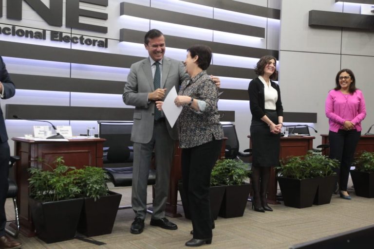 Entrega de reconocimiento a  Patricia Isabel Romero Mares Integrante del Comité técnico asesor de los Conteos rápidos