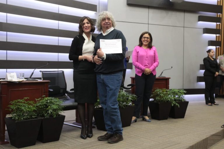 Entrega de reconocimiento a  Raúl Ruedas del Campo Integrante del Comité técnico asesor de los Conteos rápidos