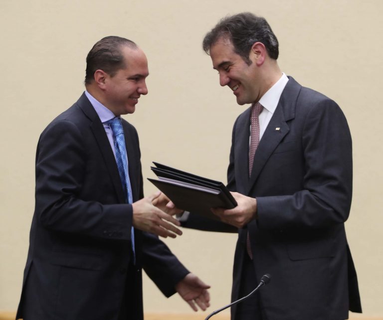 Entrega de Constancia al representante del PAN, Eduardo Ismael Aguilar Sierra.