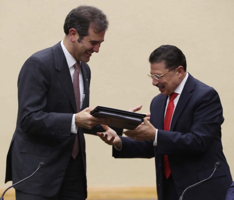 Entrega de Constancia al representante del PRI, Morelos Jaime Canseco Gómez