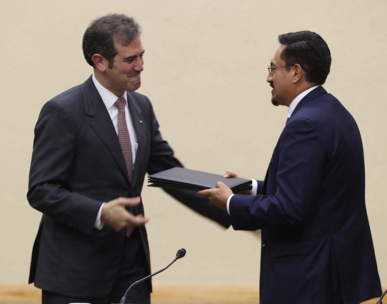 Entrega de Constancia al representante del PRD, Camerino Eleazar Márquez Madrid