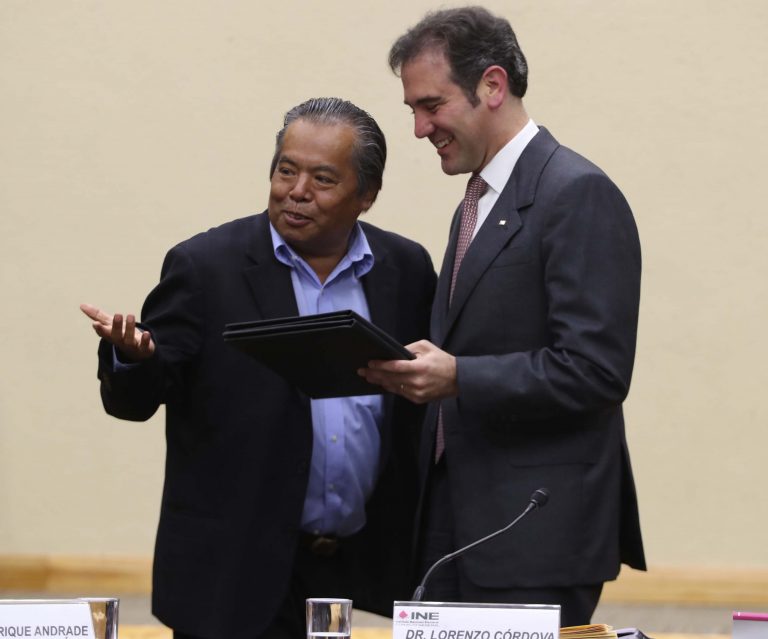 Entrega de Constancia al representante del PT, Silvano Garay Ulloa