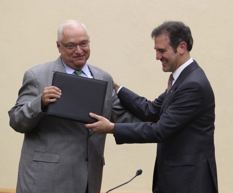Entrega de Constancia al representante del PVEM, Jorge Herrera Martínez.