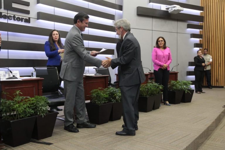 Entrega de reconocimiento a Alonso y Coria Integrante del Comité técnico asesor de los Conteos rápidos