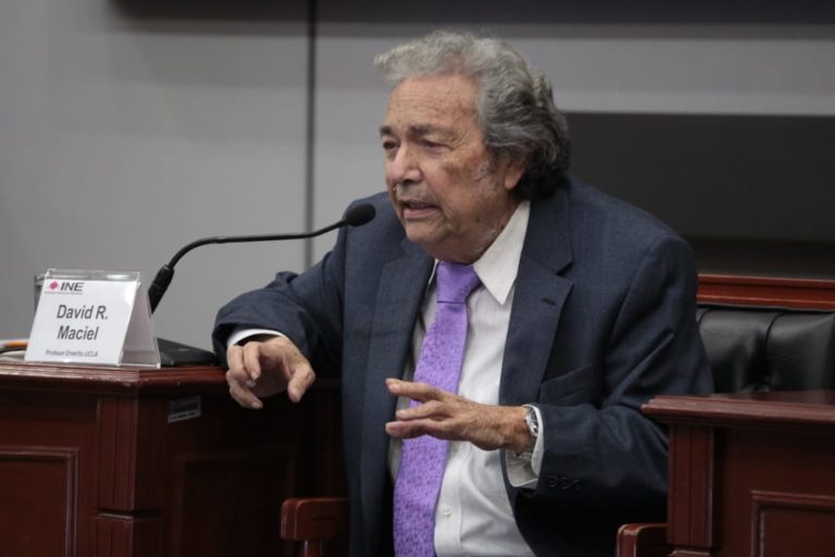 David R. Maciel, Profesor Emérito por la Universidad de Nuevo México y la Universidad de California.