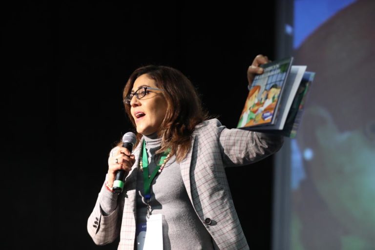 Claudia Zavala Pérez, Consejera Electoral del INE en la presentación del Libro “La Prohibición de las lombrices” en el marco de la  FIL Guadalajara 2018.