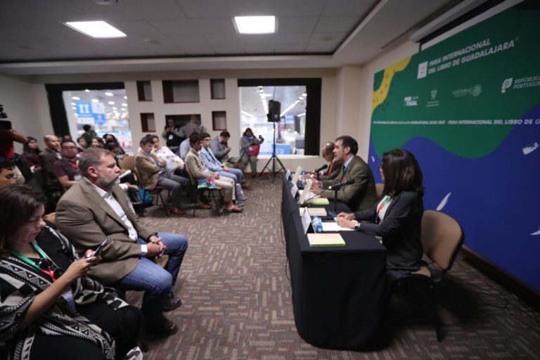 Lorenzo Córdova Vianello Consejero Presidente del INE, Jaime Rivera Velázquez Consejero Electoral y Beatriz Rangel Consejera Electoral del Instituto Electoral y de Participación Ciudadana del Estado de Jalisco en la presentación del Libro En defensa de la Política