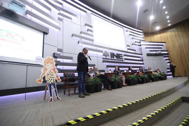 Presentación del Libro “Explorando la Democracia”.