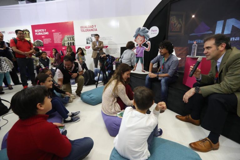 orenzo Córdova Vianello, Consejero Presidente del INE y las consejeras Electorales Claudia Zavala Pérez y Adriana Favela Herrera en la Feria Internacional del Libro Guadalajara 2018.