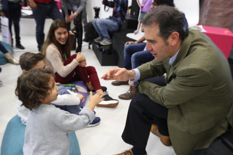 orenzo Córdova Vianello, Consejero Presidente del INE y las consejeras Electorales Claudia Zavala Pérez y Adriana Favela Herrera en la Feria Internacional del Libro Guadalajara 2018.