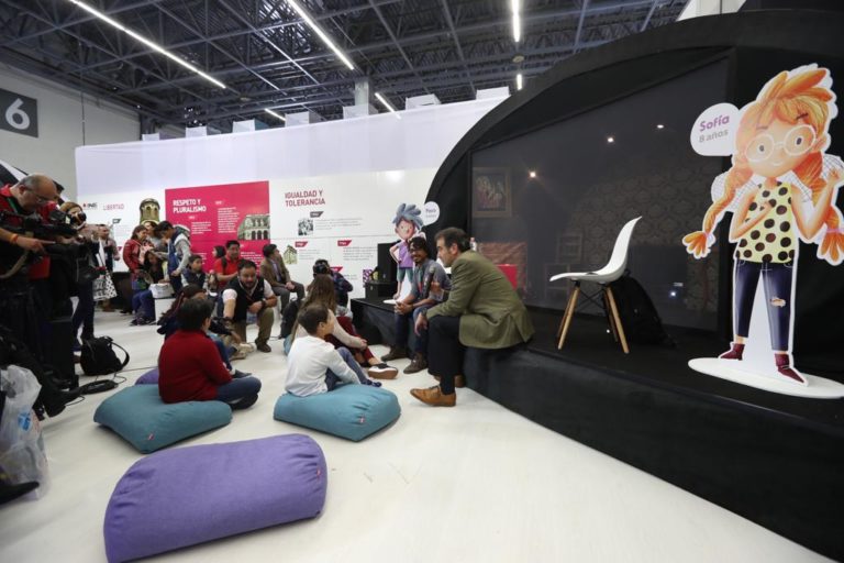 orenzo Córdova Vianello, Consejero Presidente del INE y las consejeras Electorales Claudia Zavala Pérez y Adriana Favela Herrera en la Feria Internacional del Libro Guadalajara 2018.