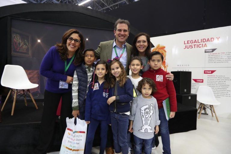 orenzo Córdova Vianello, Consejero Presidente del INE y las consejeras Electorales Claudia Zavala Pérez y Adriana Favela Herrera en la Feria Internacional del Libro Guadalajara 2018.