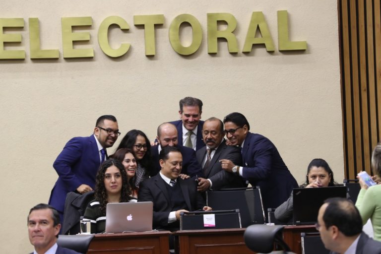 Lorenzo Córdova Vianello, Consejero Presidente del INE con los ganadores del Premio Especial al Mérito Extraordinario 2017-2018.