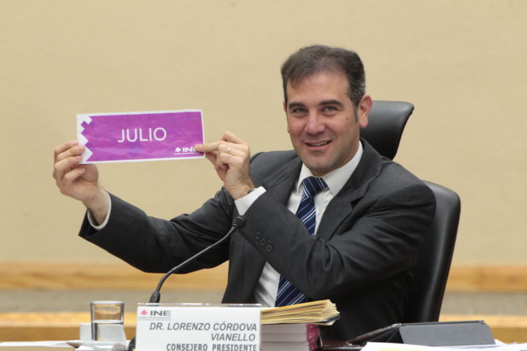 Lorenzo Córdova Vianello, Consejero Presidente del INE mostrando el mes de Insaculación de la ciudadanía que integrará las Mesas Directivas de Casilla en los Procesos Electorales Locales 2018-2019.