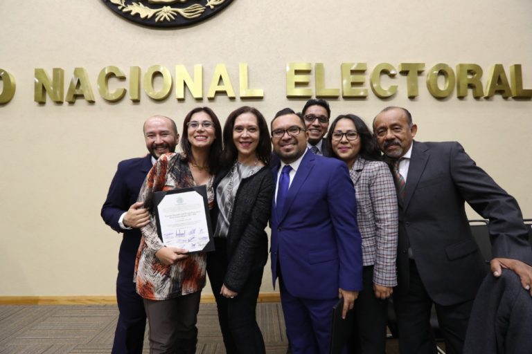 Adriana Favela Herrera, Consejera Electoral con los ganadores del Premio Especial al Mérito Extraordinario 2017-2018.