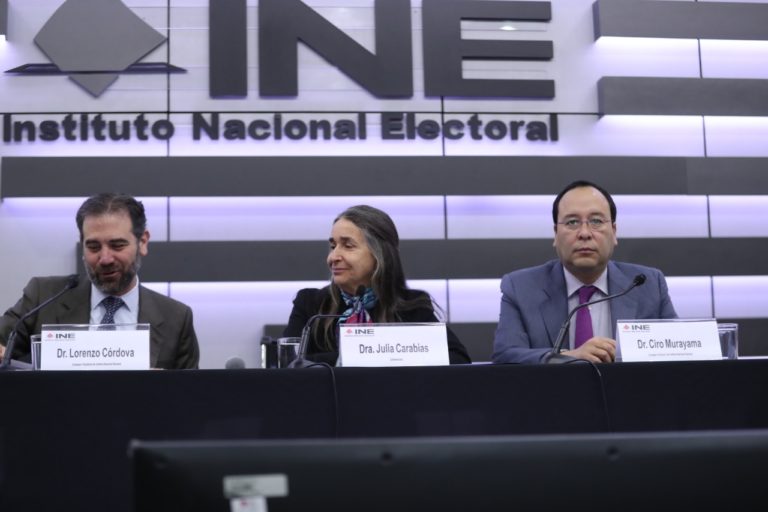 Lorenzo Córdova Vianello Consejero Presidente del INE, Julia Carabias Colegio de México y Ciro Murayama Rendón Consejero Electoral en la Conferencia Magistral estacional invierno 2019 “Medio ambiente y democracia”.