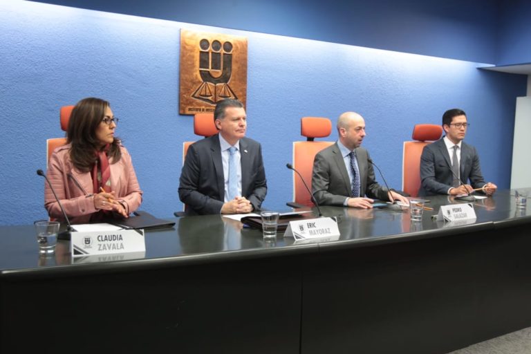 (De izq. a der.) Claudia Zavala Pérez Consejera Electoral del INE, Eric Mayoraz Embajador de Suiza en México, Pedro Salazar Director del IIJ de la UNAM y Guillermo Cejudo Secretario Académico del CIDE.