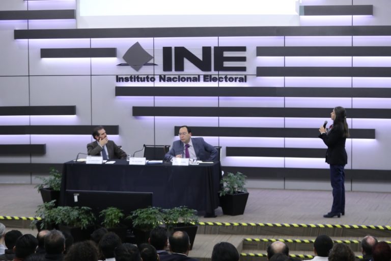 Lorenzo Córdova Vianello Consejero Presidente del INE, Julia Carabias Colegio de México y Ciro Murayama Rendón Consejero Electoral en la Conferencia Magistral estacional invierno 2019 “Medio ambiente y democracia”.