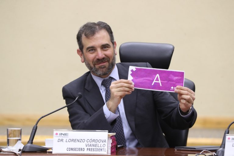 Lorenzo Cordova Vianello Consejero Presidente del INE con la letra a partir de la cual se tomará como base el primer apellido para seleccionar a las y los ciudadanos que serán designados funcionarios de casilla en el proceso electoral 2018-2019.
