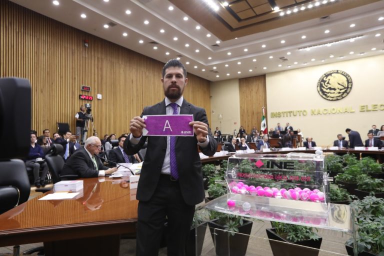 Sorteo de la letra a partir de la cual se tomará como base el primer apellido para seleccionar a las y los ciudadanos que serán designados funcionarios de casilla en el proceso electoral 2018-2019.