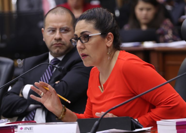 Roberto Ruíz Saldaña y Claudia Zavala Pérez, Consejeros Electorales.