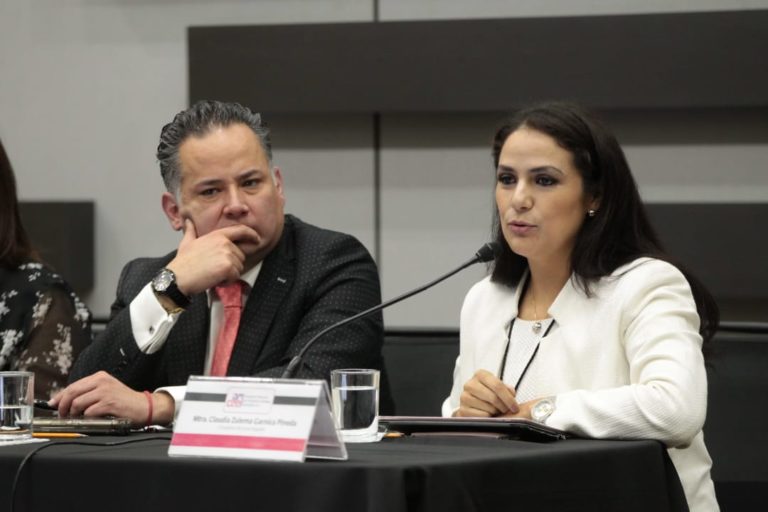 Santiago Nieto Castillo Titular de la Unidad de Inteligencia Financiera de la Secretaría de Hacienda y Claudia Zulema Garnica Pineda Consejera Electoral del IEE de Nayarit.