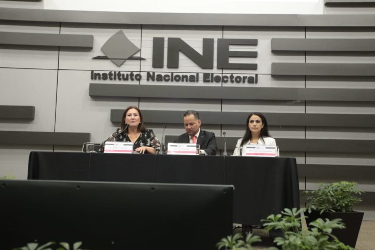 Yolanda Elías Calles Cantú, Consejera Electoral Querétaro, Santiago Nieto Castillo Titular de la Unidad de Inteligencia Financiera de la Secretaría de Hacienda y Claudia Zulema Garnica Pineda Consejera Electoral del IEE de Nayarit.