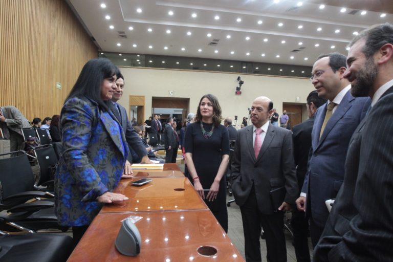 Consejeras y Consejeros  Electorales con Magistrada de Colombia