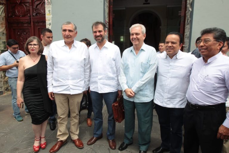 Lorenzo Córdova Vianello, Consejero Presidente del INE y Adán Augusto López Hernández Gobernador de Tabasco en el Palacio de Gobierno del estado