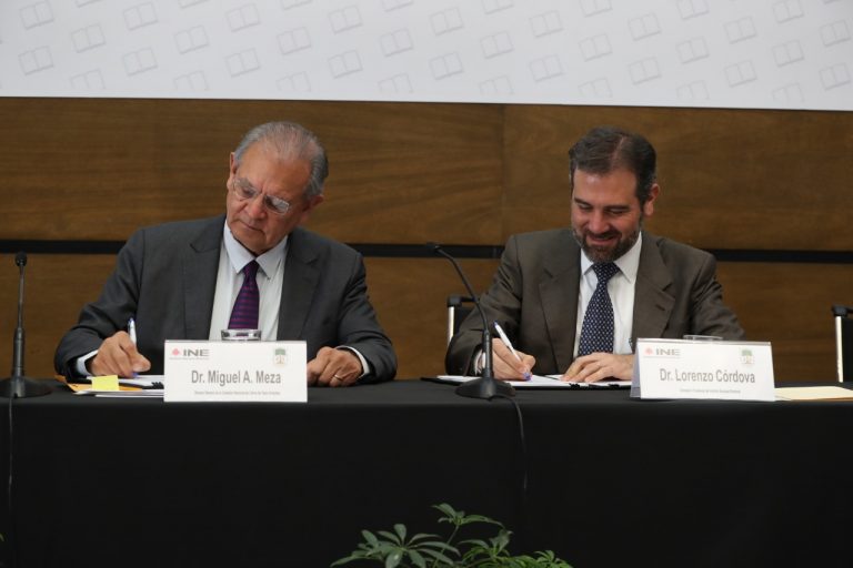 Miguel Antonio Meza Estrada, Director General de la Comisión Nacional e Libro de Texto Gratuitos y Lorenzo Córdova Vianello, Consejero Presidente del INE.