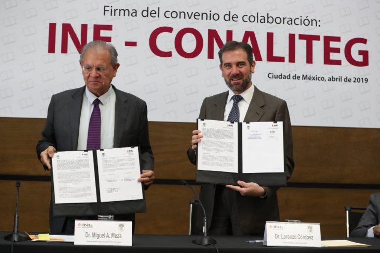 Miguel Antonio Meza Estrada, Director General de la Comisión Nacional e Libro de Texto Gratuitos y Lorenzo Córdova Vianello, Consejero Presidente del INE.