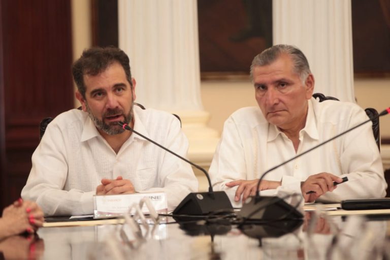 Lorenzo Córdova Vianello, Consejero Presidente del INE y Adán Augusto López Hernández Gobernador del estado.