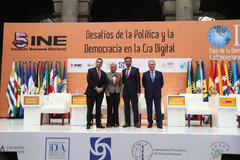 (De izq. a der.) Francisco Guerrero, Secretario para el Fortalecimiento de la Democracia de la OEA, Olga Sánchez Cordero, Secretaria de Gobernación,  Lorenzo Córdova Vianello, Consejero Presidente del INE y Gianni Buquicchio, Comisión de Venecia, Italia.