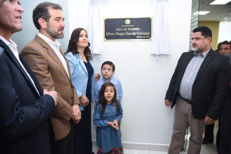 Develación de una Placa en honor del Mtro. Hugo García Cornejo