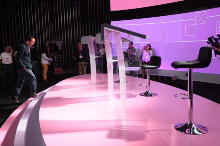 Set de televisión para la realización del Debate Puebla en la BUAP.