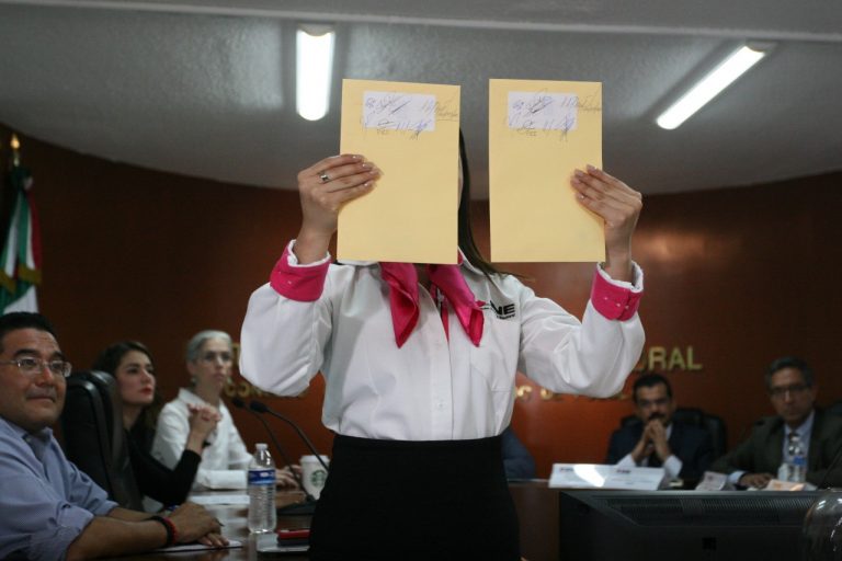 Sorteo del orden de participación de candidatos y moderadoras del Debate a la gubernatura de Puebla.