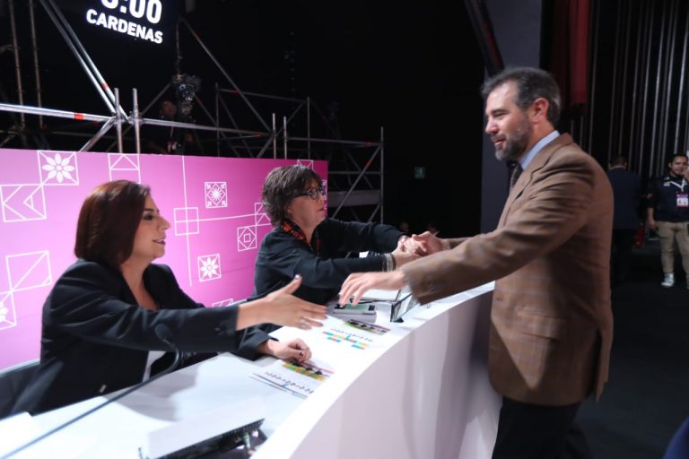 Lorenzo Córdova Vianello, Consejero Presidente del INE y las moderadoras Patricia Estrada Sánchez y Gabriela Warkentin de la Mora