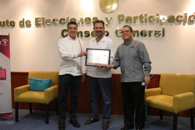 Rutilio Escandón Gobernador del Estado de Chiapas, Lorenzo Córdova Vianello Consejero Presidente del INE y Oswaldo  Chacon Rojas en la Entrega de Reconocimiento por su participación en la Conferencia Magistral “Desafíos de la autonomía electoral en México” en el marco de los 25 años del IEPC