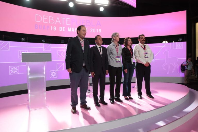 Ciro Murayama Rendón Consejero Electoral del INE  y Presidente de la Comisión Temporal de Debates, José Carlos Bernal  Vicerrector de Difusión de la Cultura en la BUAP, Pamela San Martín Ríos y Valles, Dania Ravel Cuevas, Consejeras Electorales del INE y Miembros de la Comisión  y Joaquin Rubio Sánchez Vocal Ejecutivo del INE en Puebla.