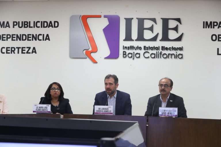 De izq. A der. Maria Luisa Flores Huerta Vocal del INE en BC, Consejero Presidente del INE Lorenzo Córdova Vianello, y Clemente Ramos Presidente del IEEBC