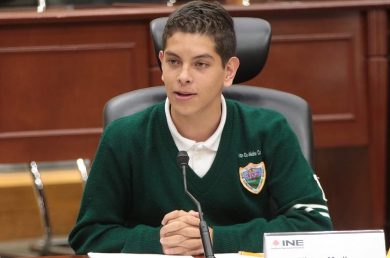 Alumno de secundaria (Secretario Ejecutivo del Consejo General)