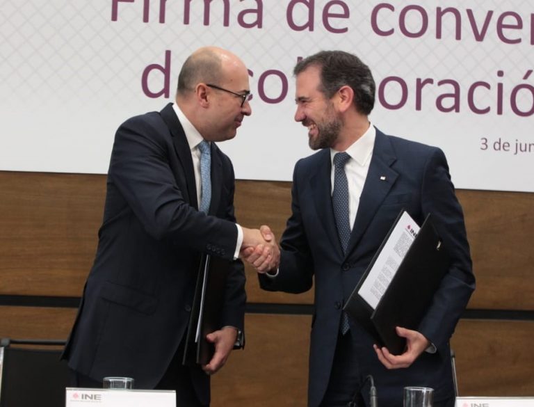 Marco Antonio Ruíz Presidente del Colegio de Notarios de la Ciudad de México y Lorenzo Córdova Vianello Consejero Presidente del INE.